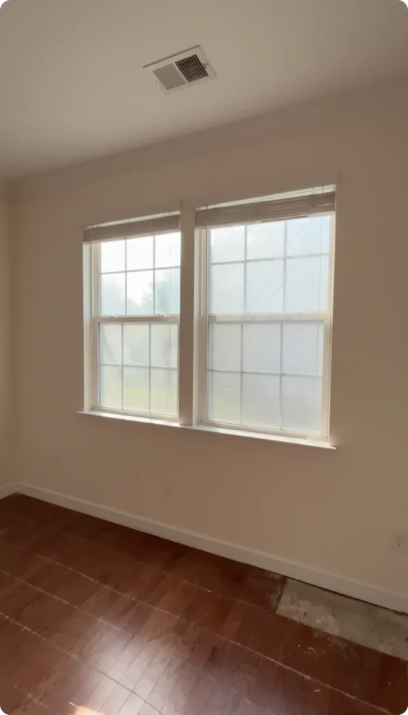 freepik__coloque-img1-em-full-hd-janela-com-luz-natural-par__92664